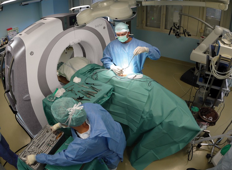 術中三維成像設備有哪些:術中CT、三維C型臂等