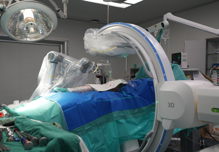 醫院里的骨科手術機器人與三維C型臂